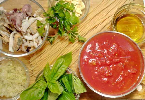 Паста с морепродуктами в томатном соусе наполи