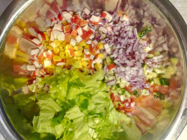 Овощной салат с крабовыми палочками и кукурузой рецепт