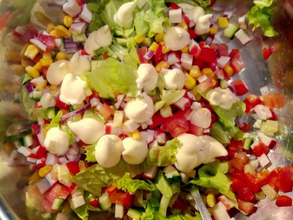 Овощной салат с крабовыми палочками и кукурузой рецепт