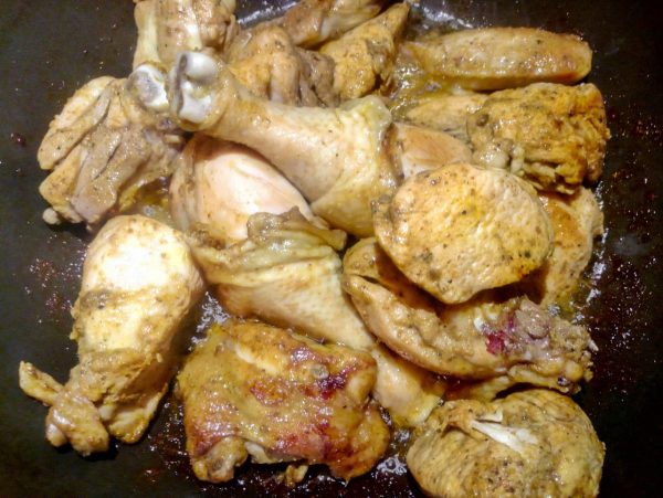 Жаренная курица на сковороде