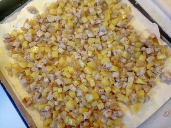 Пирог с курицей и картофелем из слоеного бездрожжевого теста рецепт
