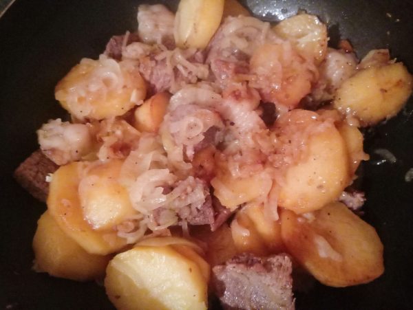 Жареный картофель с мясом и луком рецепт