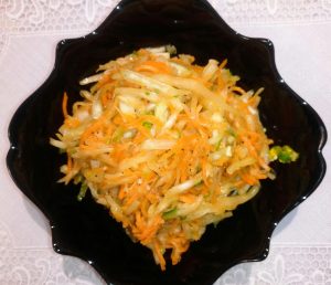 Салат из свежей капусты со свежей морковью (по-корейски).