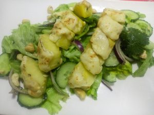 Салат с ананасом, сыром и соусом гуакамоле.