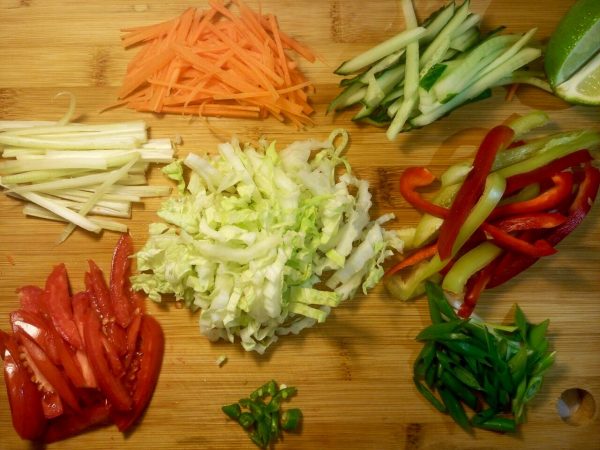Тёплый салат по тайски с курицей и овощами