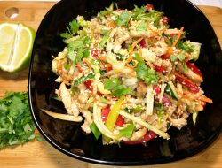 Салат по тайски с курицей и овощами