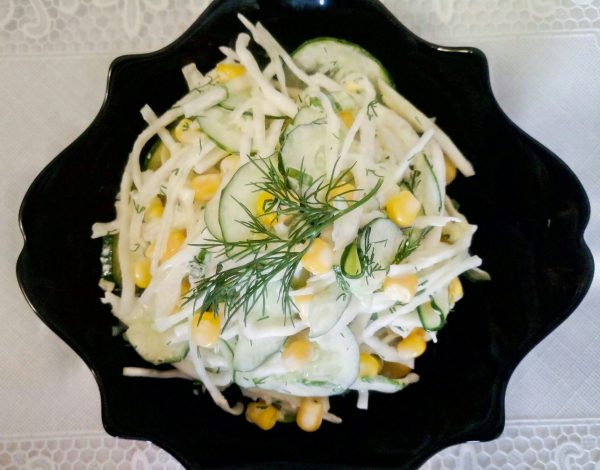Весенний салат с капустой, огурцами и кукурузой