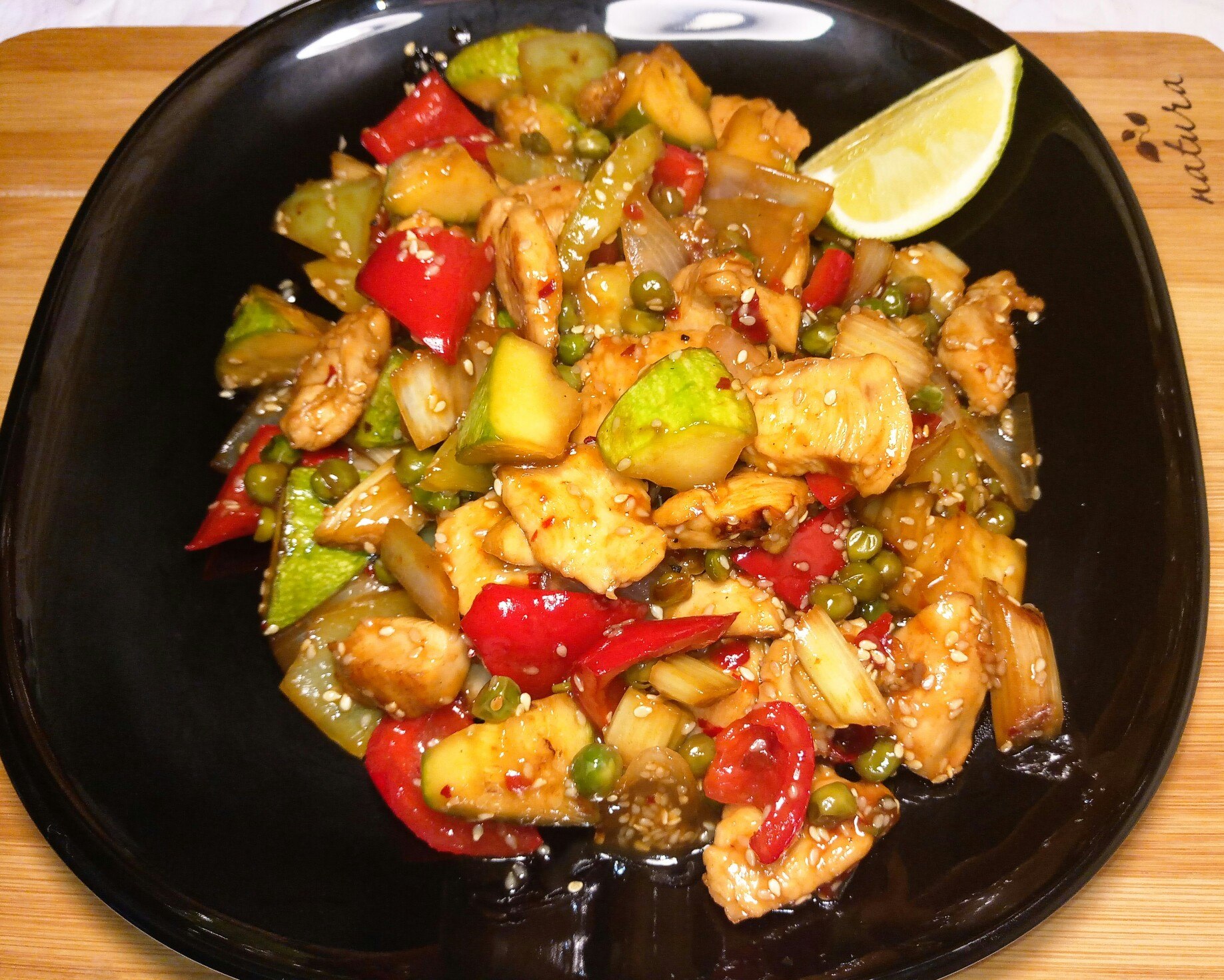 Курица по-китайски с овощами и соевым соусом - Рецепт | luchistii-sudak.ru