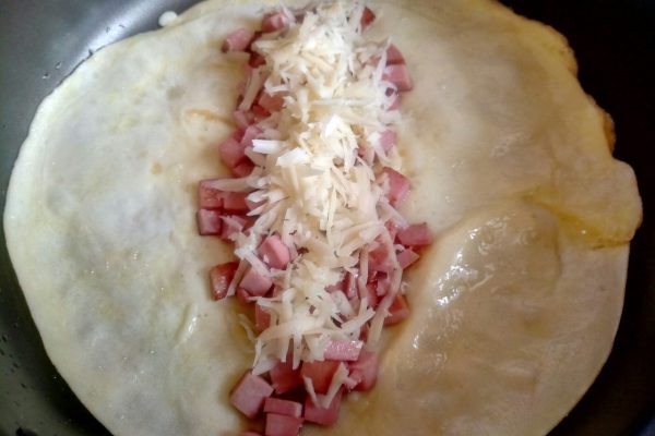 Омлет с колбасой и сыром на сковороде рецепт