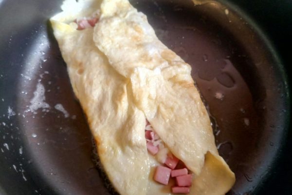 Омлет с колбасой и сыром на сковороде рецепт