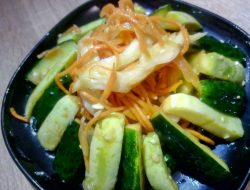 Салат из свежих кабачков с огурцами рецепт