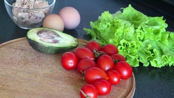Салат с тунцом и авокадо рецепт пп