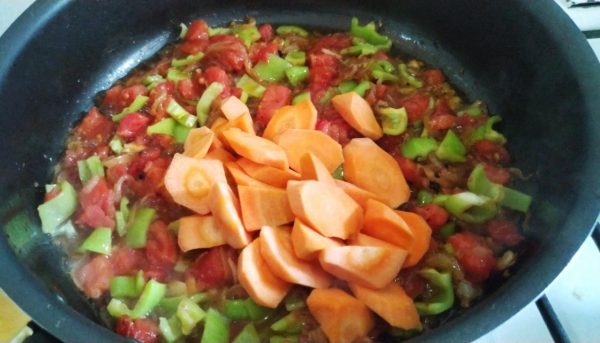 Сочные и нежные тефтели с рисом и овощами на сковороде рецепт с фото и видео