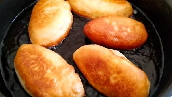 Жареные пирожки с картошкой на дрожжевом тесте по бабушкиному рецепту
