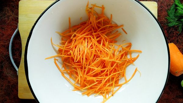 Морковь натираем на корейской тёрке