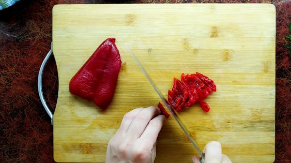 Свежий красный болгарский перец для баклажан по-корейски нарезать соломкой