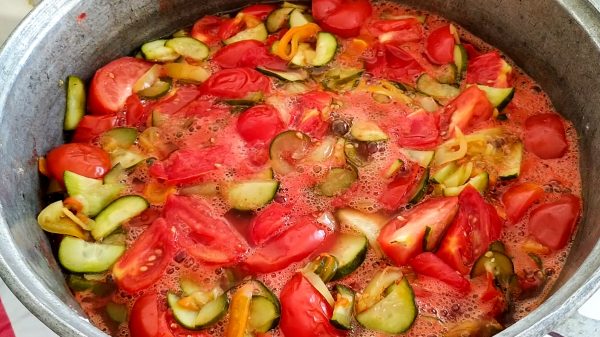 Салат "Пятиминутка" из помидор, огурцов и болгарского перца на зиму (2-вариант)