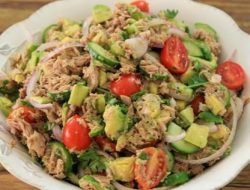 Салат из консервированного тунца и авокадо рецепт
