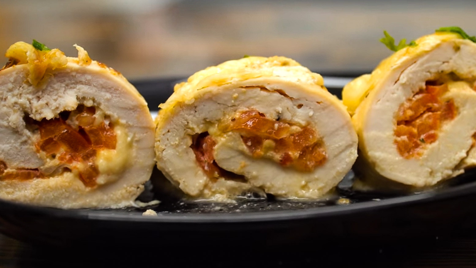 Куриные рулетики с сыром и чесноком на сковороде – пошаговый рецепт приготовления с фото