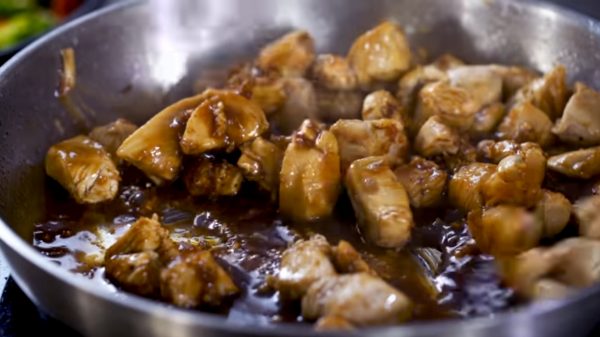 Курица в соусе "Терияки" с рисом и овощами рецепт