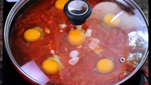 "Шакшука" - яйца в томатном соусе.