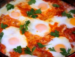 "Шакшука" - яйца в томатном соусе.
