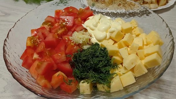 Салат "Смак" с помидорами, сыром и сухариками рецепт с фото