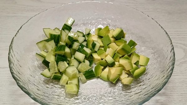 Салат с авокадо, огурцом и помидорами и сыром фетакса рецепт