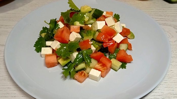 Салат из авокадо, огурцов и помидор рецепт с фото