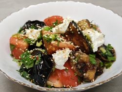 Салат с хрустящими баклажанами и помидорами рецепт с фото и видео