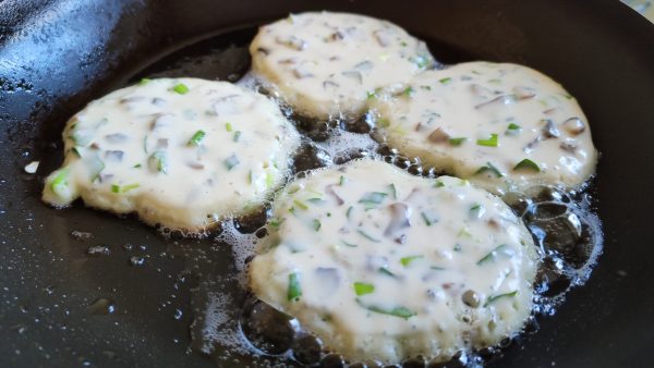 Оладьи с грибами и зеленью на завтрак пошаговый рецепт