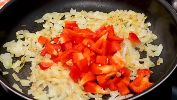 Картофельный рулет с овощами, шпинатом и сыром в духовке рецепт