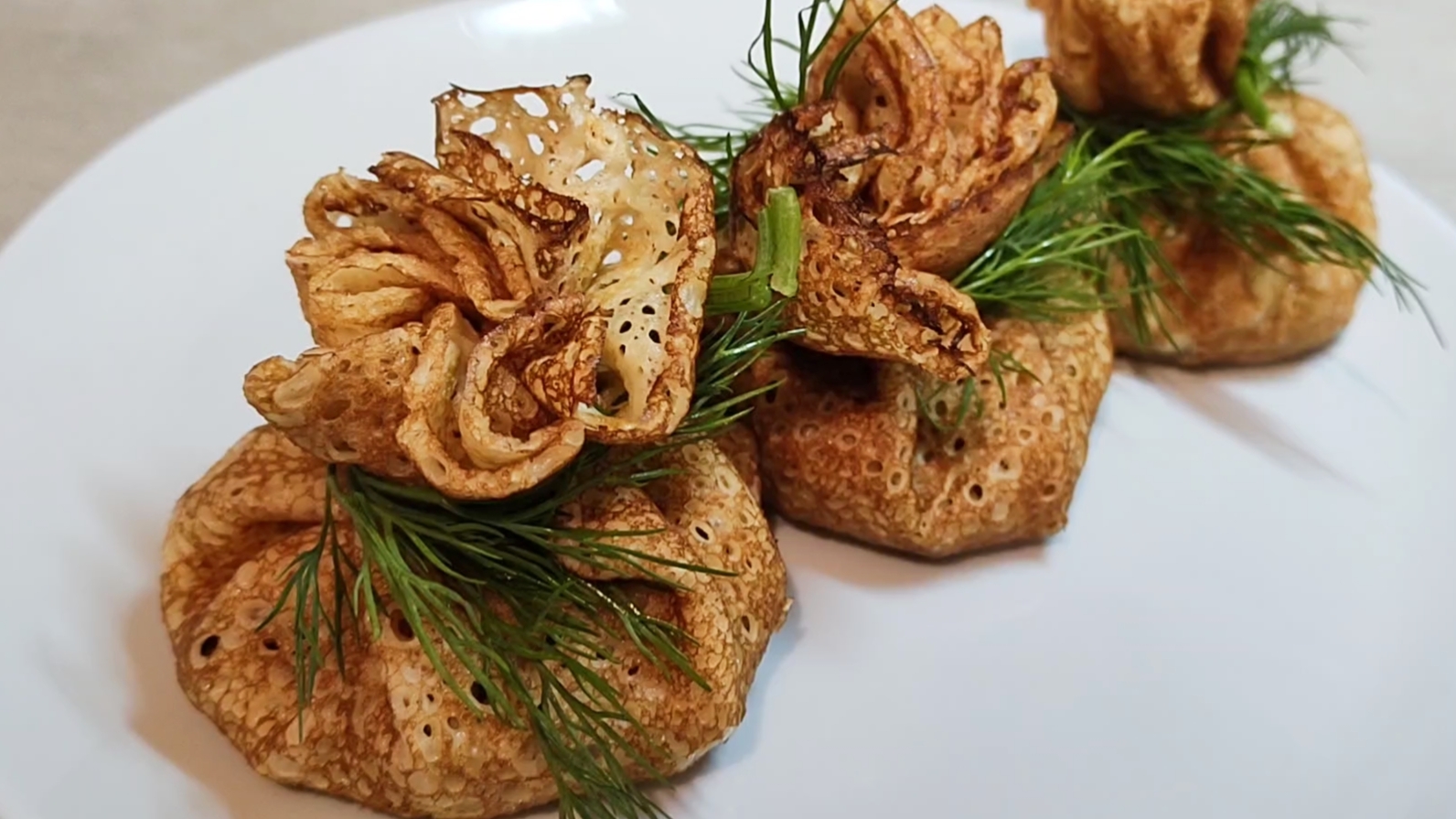 Блинные мешочки с курицей и грибами